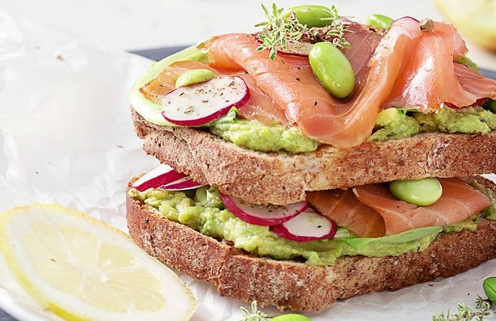 salmone e avocado toast