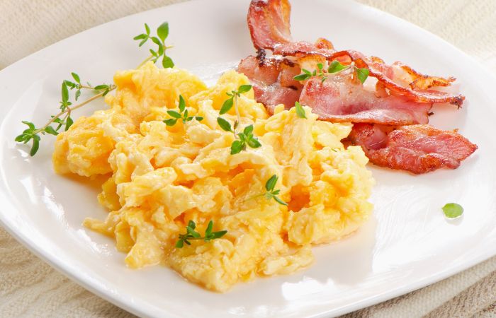 Uova strapazzate con bacon e verdure grigliate
